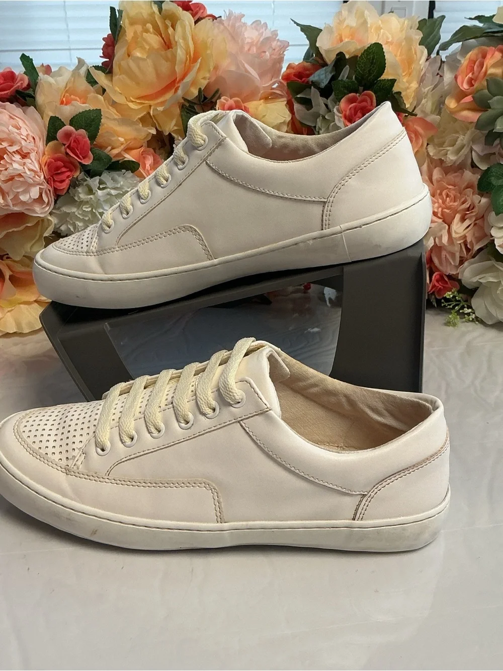 Banana Republic Perforated Sneaker Burnt White Lace-Up Casual Shoes 7.5